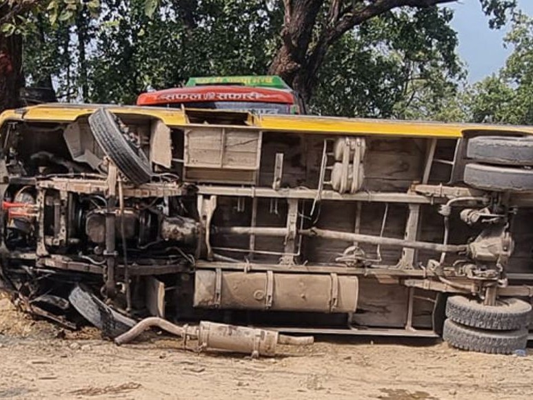 स्कुल बस दुर्घटना हुँदा ८ जना घाइते 